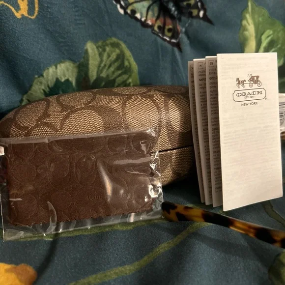 Brand NWT Coach Carroll Sunglasses & Case Sunglasses display picture 1